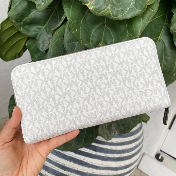 Only 1‼️ Michael Kors Jet Set Travel LG Travel Wallet IN Bright White - Picture 4 of 9